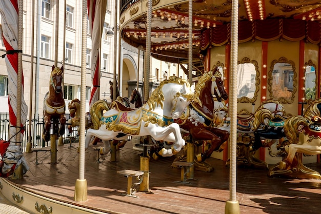 Un carrousel tournant avec des chevaux sans cavaliers