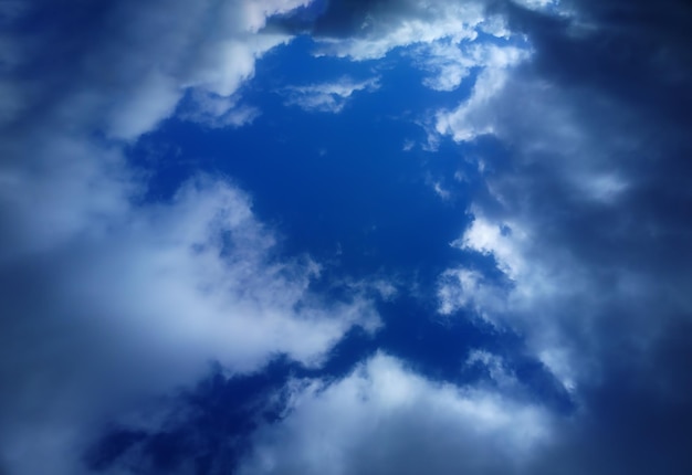 Écart dramatique dans le fond de nuages blancs