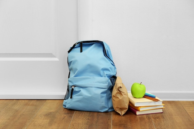 Cartable avec déjeuner près de la porte