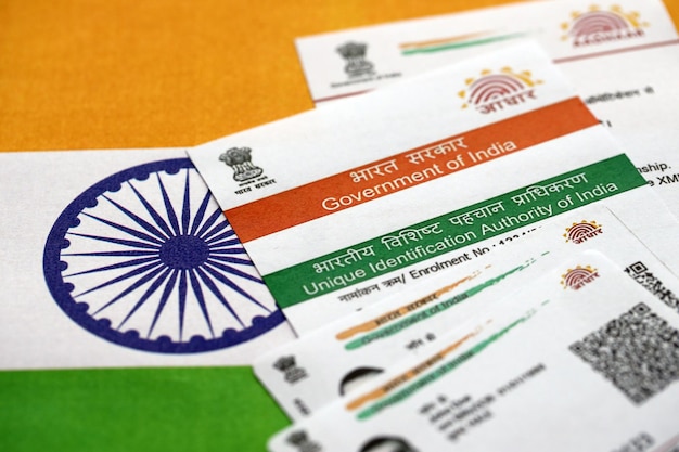 Carte Aadhaar indienne de l'autorité d'identification unique de l'Inde sur le drapeau indien