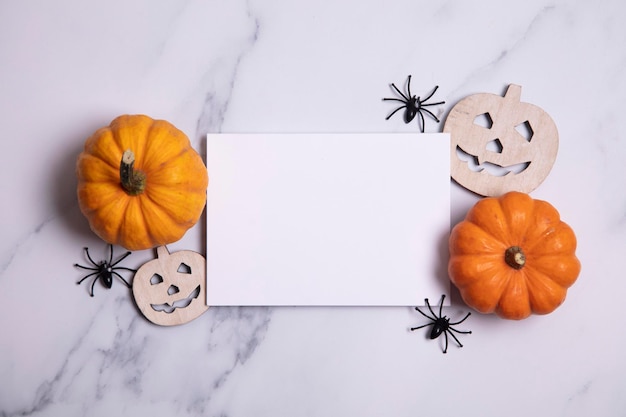 Carte blanche d'Halloween avec des citrouilles et des araignées