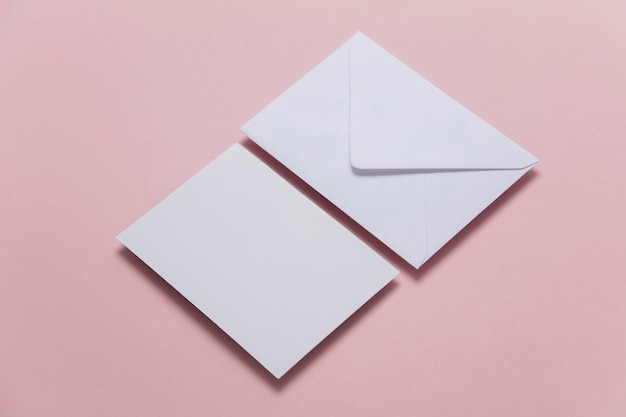 Photo carte blanche vierge avec maquette de modèle d'enveloppe en papier