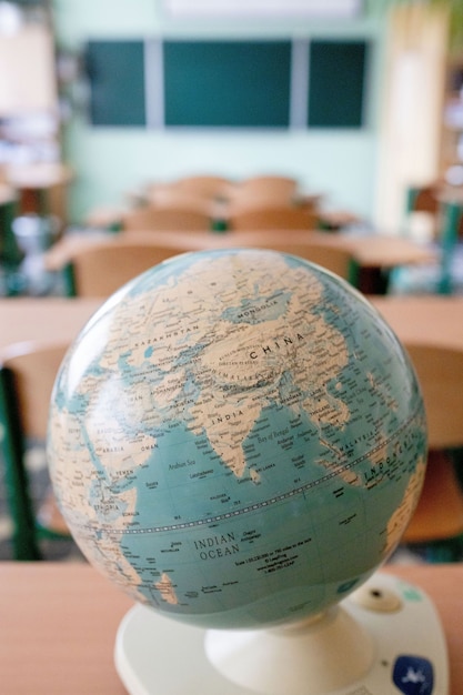 Carte De Boule Modèle Globe Terrestre Avec Fond De Salle De Classe. Concept Pour L'éducation Internationale Globale Ou Les Communications, La Politique Environnementale Pour L'apprentissage Dans Le Monde Entier. Ton Vintage.