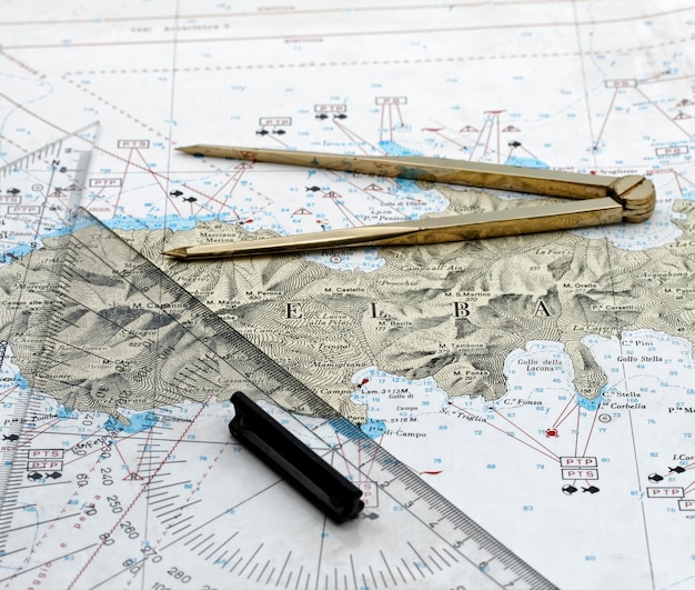 Photo carte et boussole nautiques de l'île d'elbe en italie
