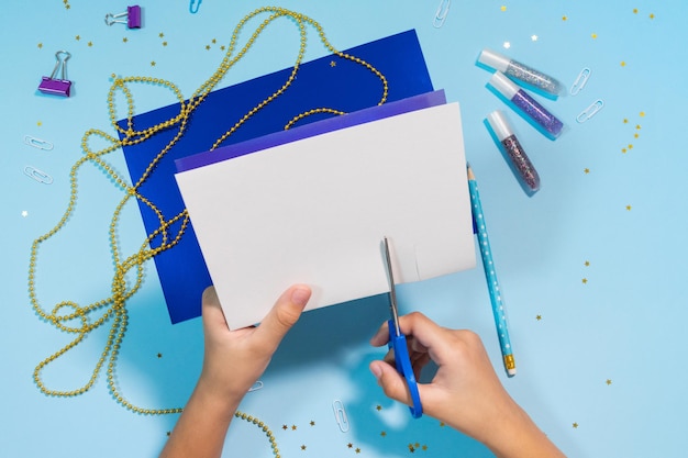 Carte bricolage Ramadan kareem avec croissant de lune argenté et une étoile. Idée cadeau, décoration Ramadan kareem. Pas à pas. Vue de dessus.