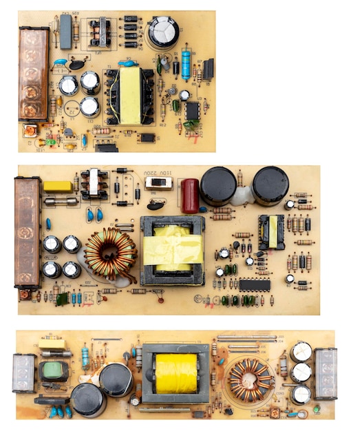 Carte de circuit imprimé de collection isolée sur fond blanc avec un tracé de détourage