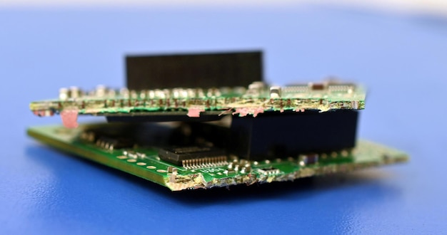 carte de circuit imprimé avec composants électroniques concept de technologie d'image rapprochée