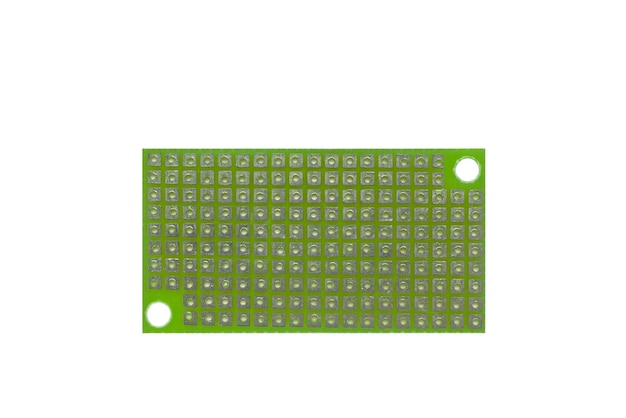 Carte de circuit imprimé de modèle vert vide isolée sur blanc