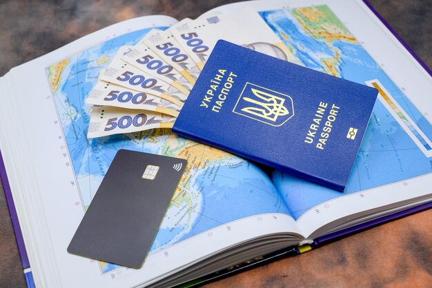 Carte de crédit d'argent de passeport de l'Ukraine sur le fond de la feuille de route