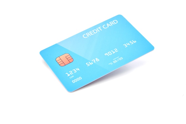 Carte de crédit bleue vierge sur fond blanc