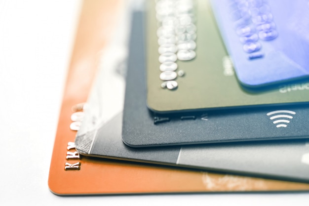 Carte de crédit électronique sans contact avec micropuce à mise au point sélective. Macro d'une carte de crédit.