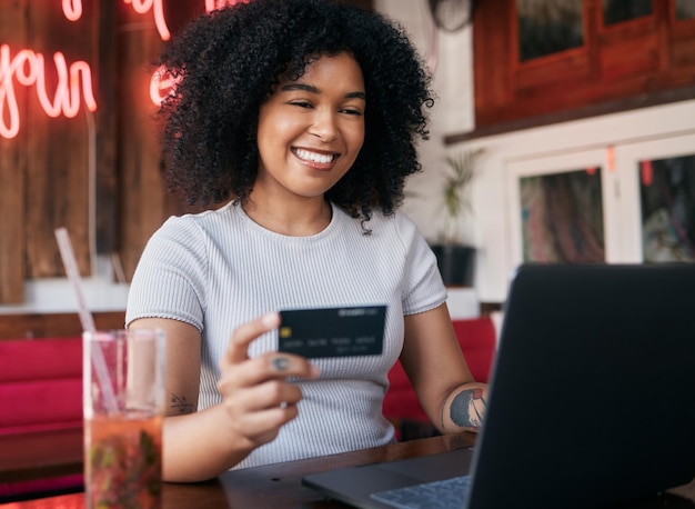 Carte de crédit femme et ordinateur portable dans le commerce électronique de café et achat à prix réduit