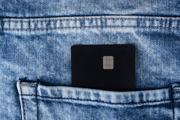 Carte de crédit noire dans la poche du jean.