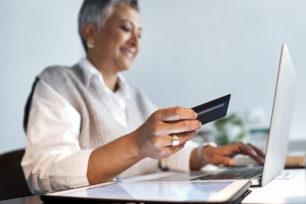 Carte de crédit et ordinateur portable de femme d'affaires pour le financement du commerce électronique ou l'investissement comptable au bureau