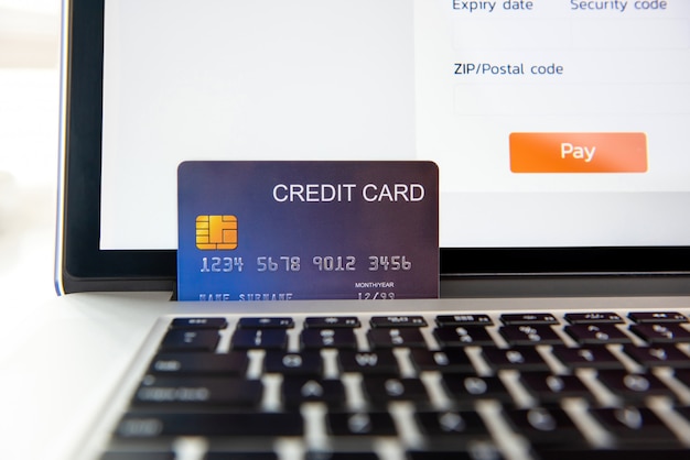 Carte de crédit sur ordinateur portable représentant un paiement en ligne