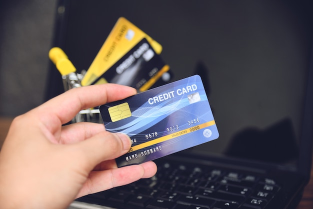 Carte de crédit et paiement sur ordinateur portable facile en ligne