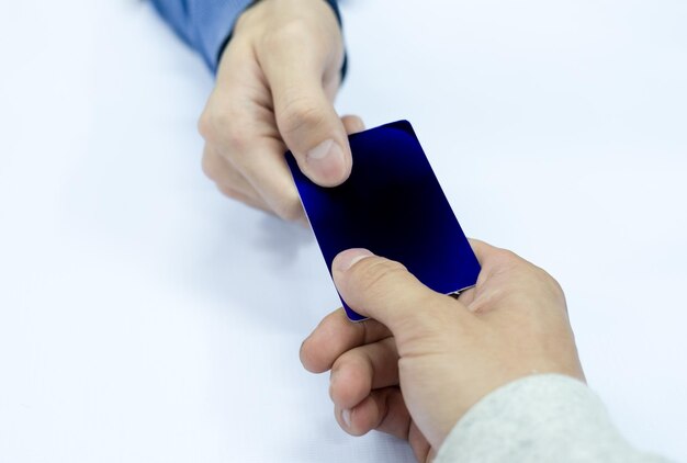 Carte de crédit payante à la main avec le caissier du personnel