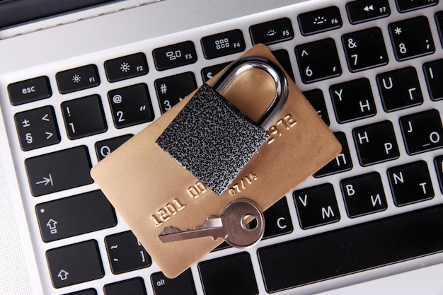 Carte de crédit et verrou sur le clavier se bouchent