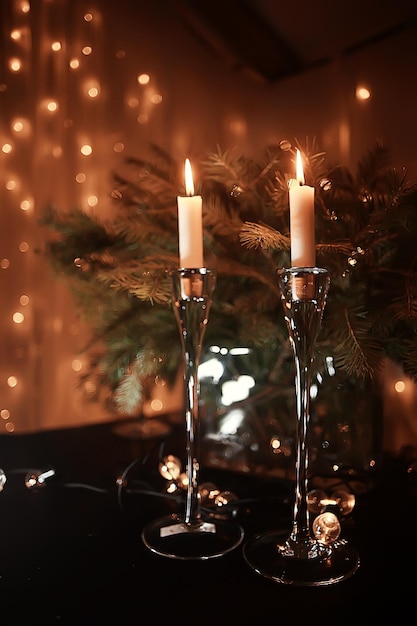 Carte de décoration de bougies de Noël, Nouvel An, décorations de table, bougies allumées et branches d'arbres de Noël