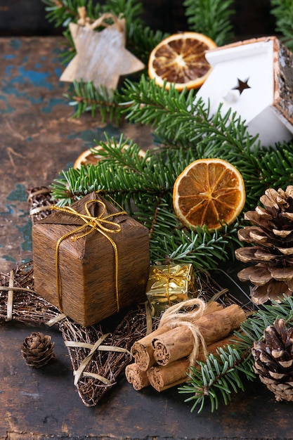 Carte de décoration de Noël avec jouets et arbre