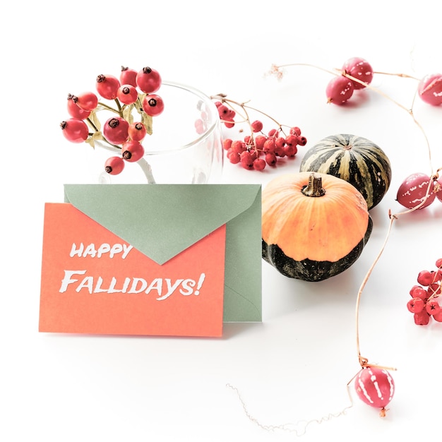 Carte de décorations d'automne avec texte Happy Fallidays texte Citrouilles d'automne décoratives naturelles et plantes grimpantes rouges Automne saisonnier naturel