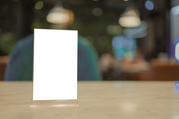 Carte du café-restaurant. Cadre de menu debout sur une table en bois dans le café restaurant Bar. espace pour la promotion du marketing textuel