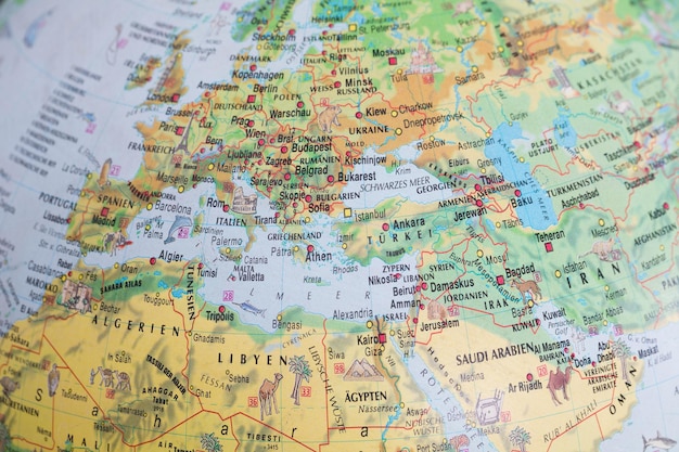 Carte du globe proche des continents d'Europe et d'Asie un appareil indispensable pour les leçons de géographie