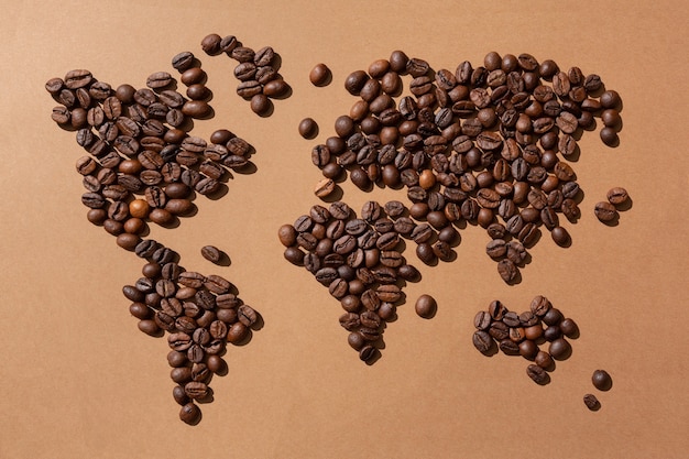 Carte du monde faite avec des grains de café sur fond marron