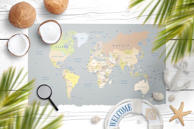 Carte Du Monde Sur Une Table En Bois Blanche Entourée De Feuilles De Cocotier Coquillages étoile De Mer Bouée De Sauvetage Loupe D'ancre Concept De Voyage Et De Recherche De Destinations Tropicales