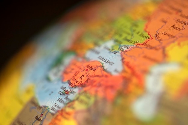 Carte du Moyen-Orient en langue turque sur le globe