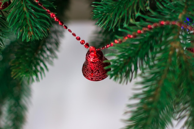 Carte du Nouvel An Sapin de Noël décoré de boules dorées et rouges Vue de dessus