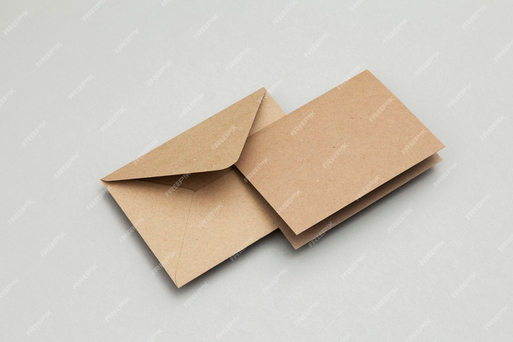 Carte Et Enveloppe En Papier Kraft Brun Vierge Sur Fond Gris