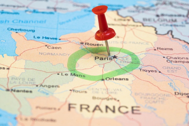 carte avec une épingle à Paris destinations lieux à visiter cette année