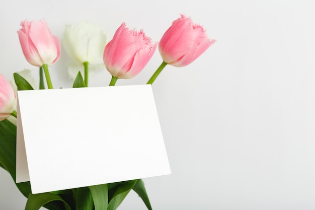 Carte de félicitations en bouquet de tulipes roses