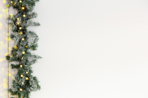 Carte de félicitations de Noël Nouvel an Guirlande de sapins sur fond blanc Place pour le texte