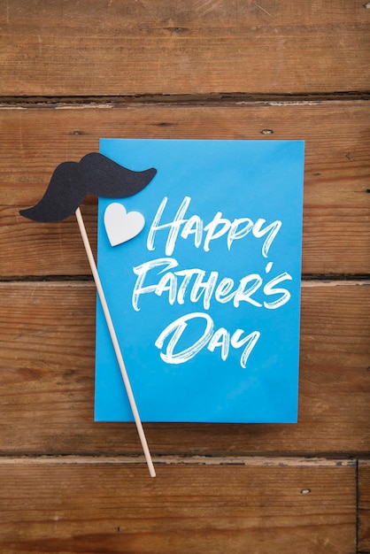 Carte de fête des pères heureux avec moustache en papier et coeurs d'amour