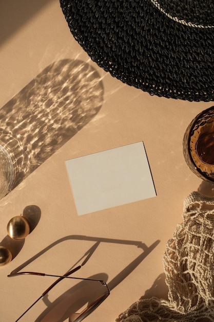 Carte de feuille de papier vierge avec espace de copie de maquette Modèle de marque d'entreprise esthétique de luxe Verre dans les ombres du soleil accessoires de mode féminins sur fond neutre Vue de dessus à plat