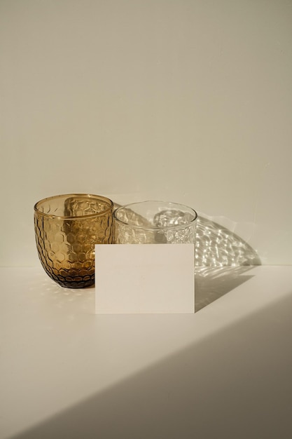 Carte de feuille de papier vierge avec espace de copie maquette Modèle de marque d'entreprise minimal Verres en cristal avec ombre scintillante du soleil sur fond beige neutre