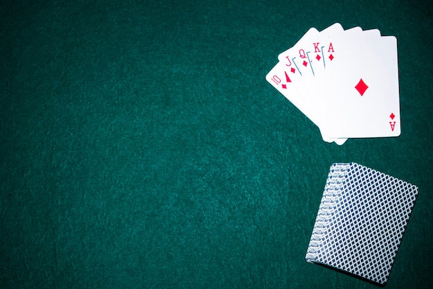 Carte flush royale sur table de poker