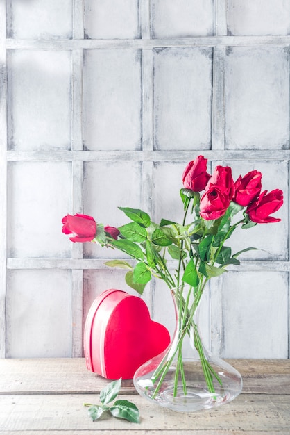 Carte de fond de Saint Valentin avec boîte-cadeau et bouquet de fleurs roses