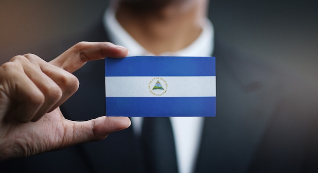 Carte de holding homme d&#39;affaires drapeau Nicaragua