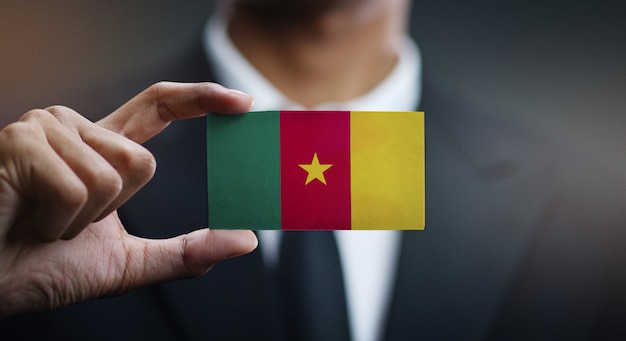 Carte de holding homme d&#39;affaires du drapeau du Cameroun