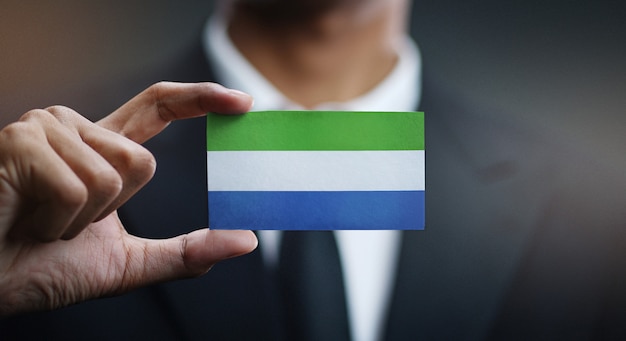 Carte de holding homme d&#39;affaires du drapeau de la Sierra Leone