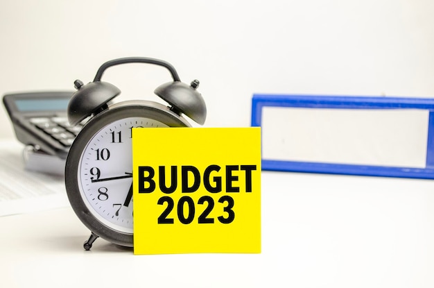 Carte jaune BUDGET 2023 avec réveil et calculatrice