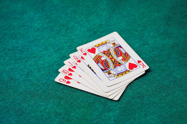 Carte à jouer sur la table verte au Casino Straight Flush Card