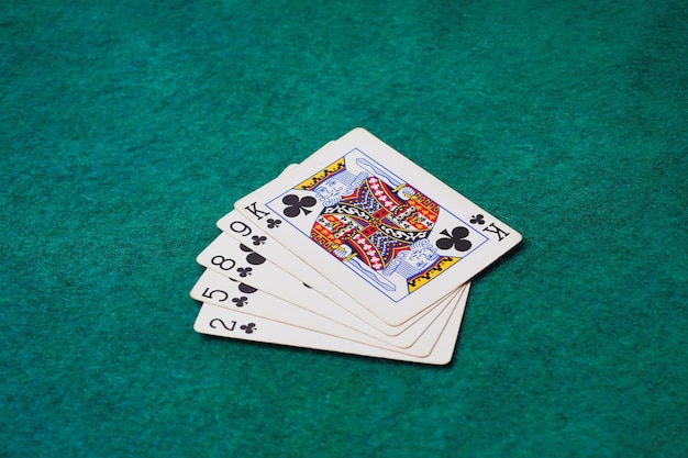 Carte à jouer sur table verte dans la carte Casino Flush