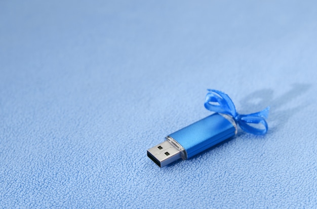 Carte mémoire flash USB bleu brillant avec un arc bleu