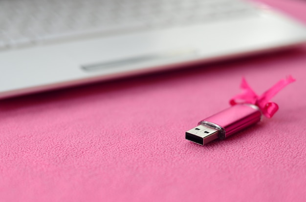 Carte mémoire flash USB rose brillant avec un noeud rose