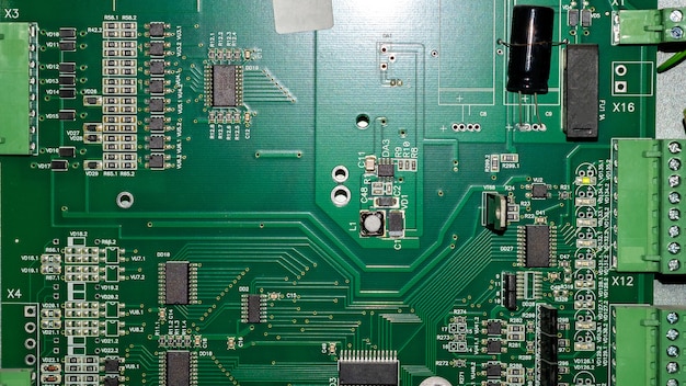 Carte mère avec le processeur et la résistance au tableau d’information