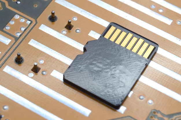 La carte micro sd noire repose sur le microcircuit. fermer.